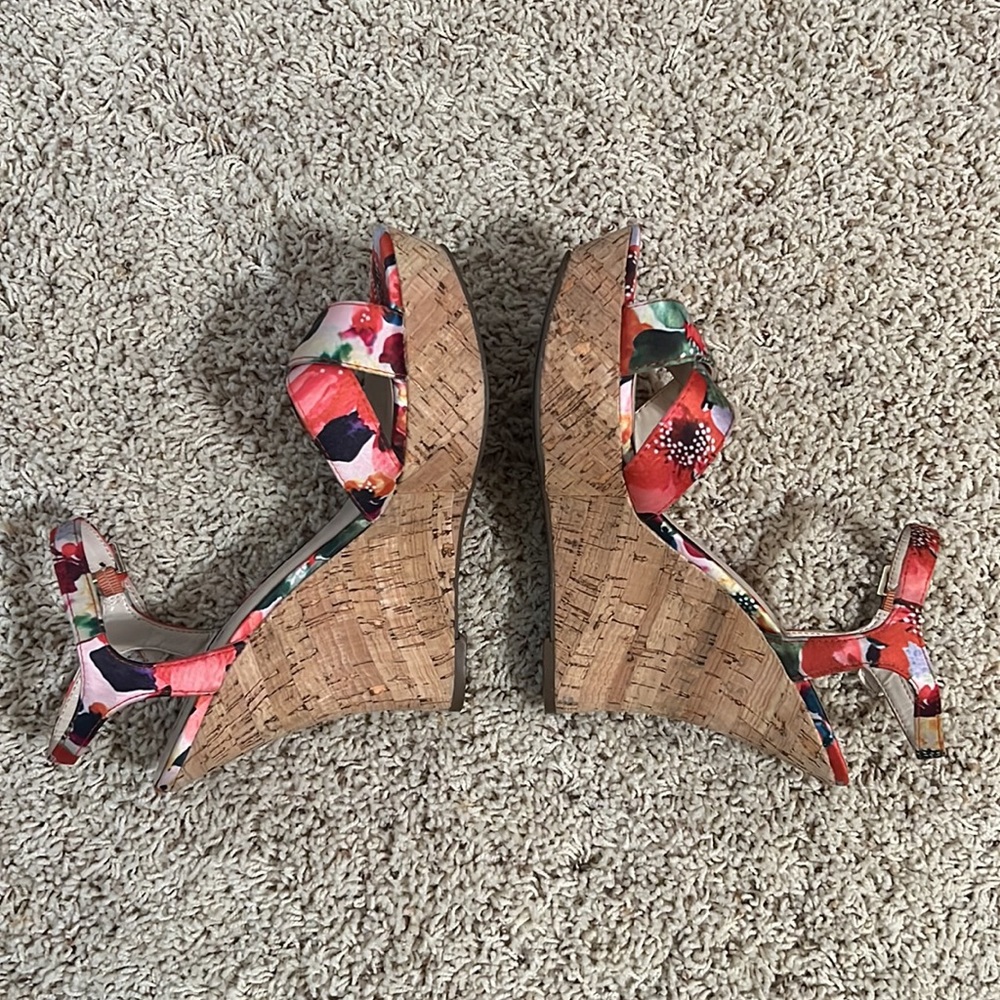 Guess Floral Wedge Sandals (8) - Picture 6 of 10